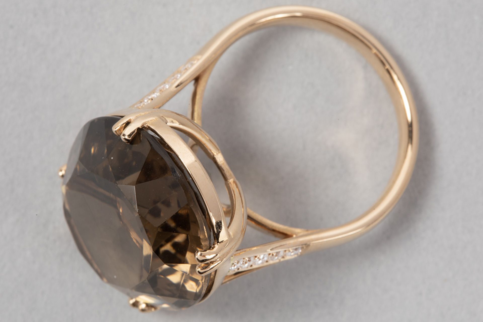 nice contemporary ring in pink gold (18 carat) with a big 20 carat topaz and ca 0,25 carat of high q - Bild 2 aus 2