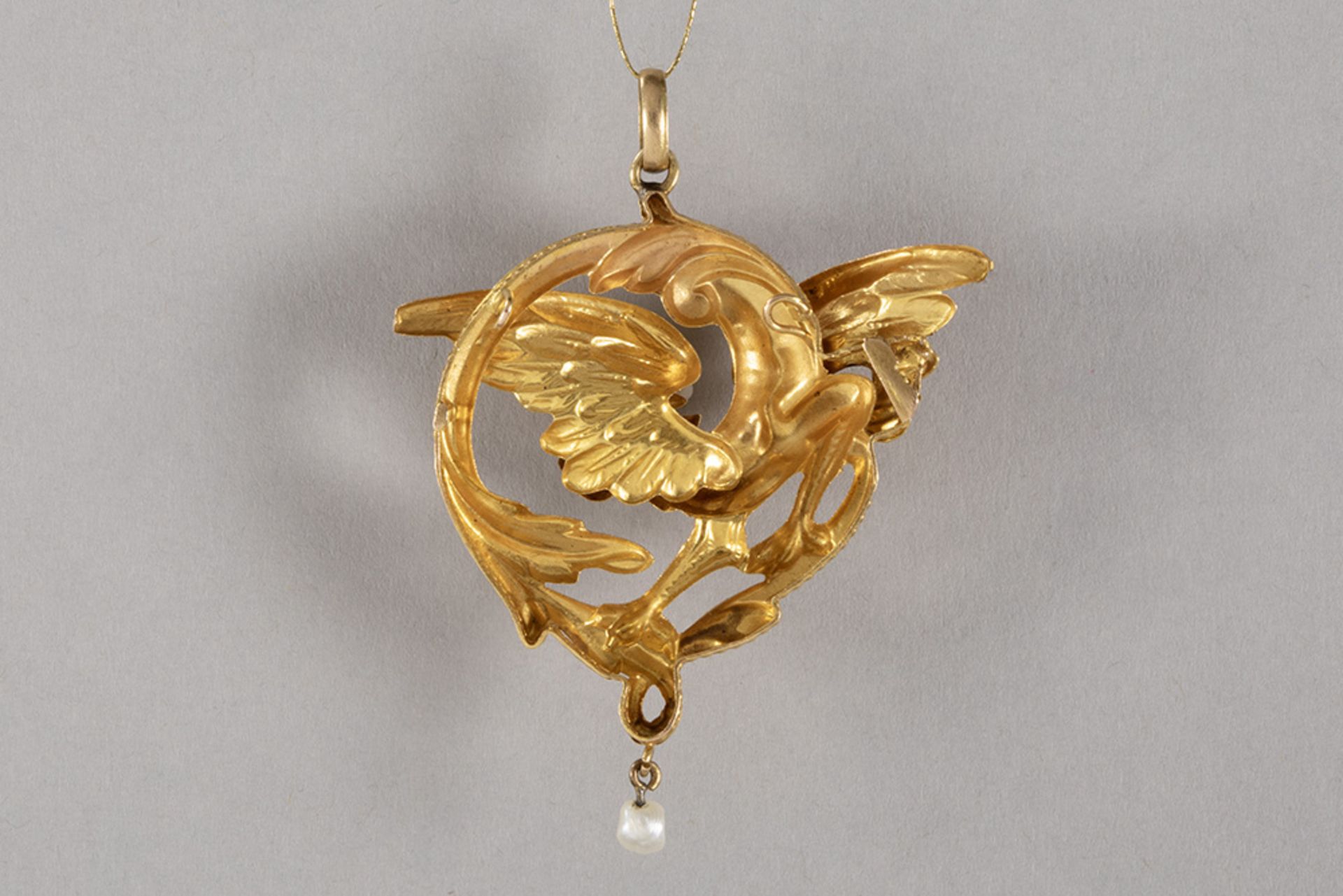 Art Nouveau pendant in yellow gold (18 carat) with a dragon design with a small pearl and diamonds - Bild 2 aus 2