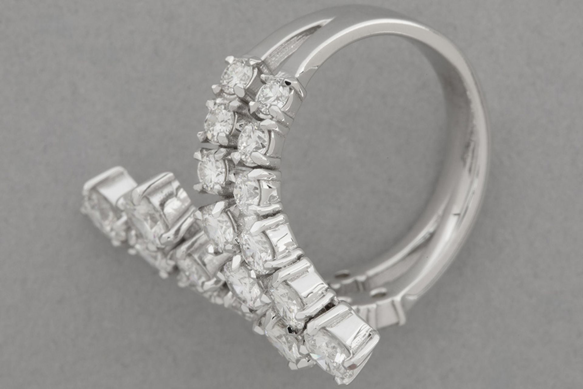 nice ring with an elegant design in white gold (18 carat) with ca 3,10 carat of very high quality br - Bild 2 aus 2