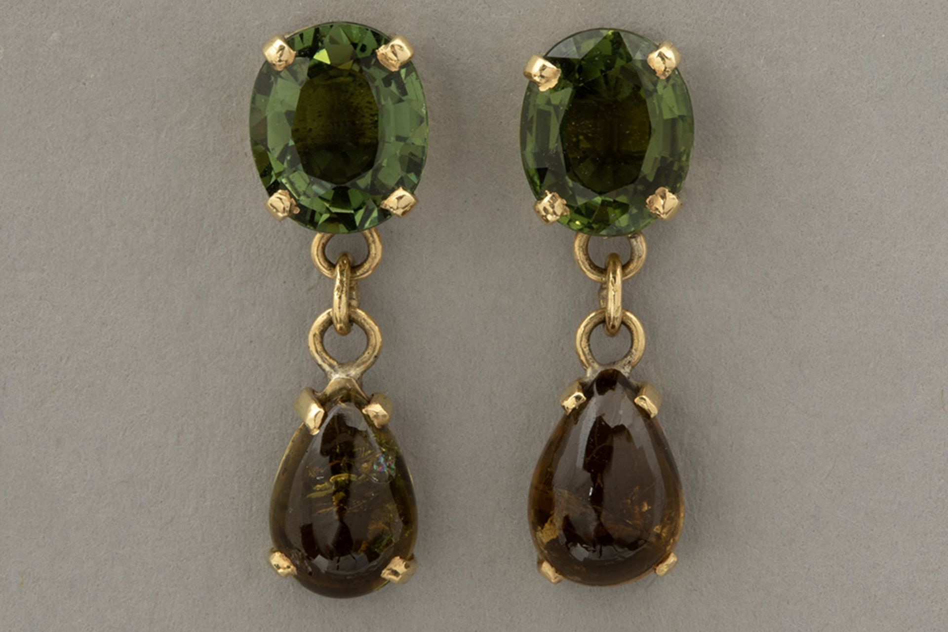 pair of earrings in yellow gold (18 carat) with ca 8 carat of green and purple tourmaline