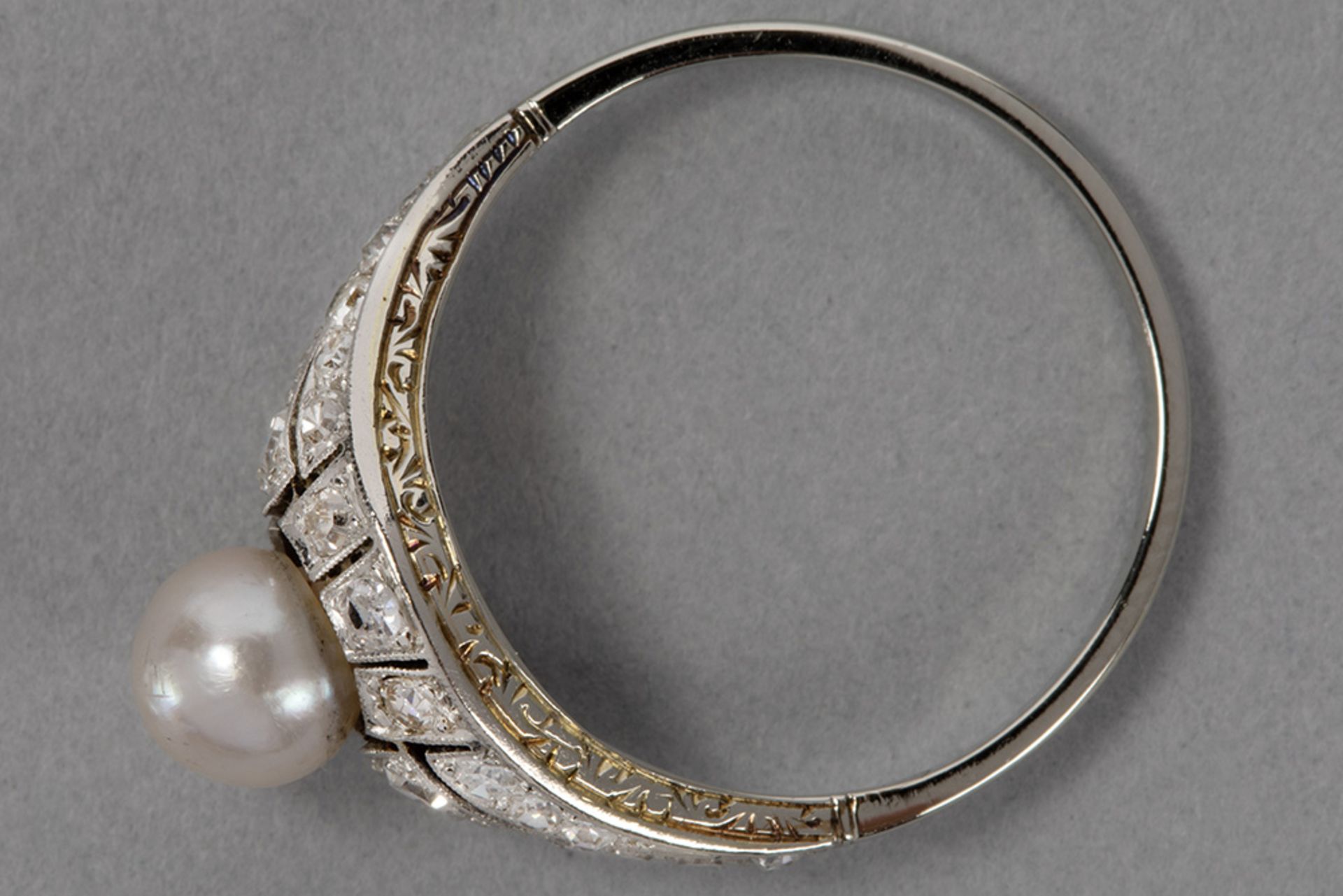 Art Deco ring in yellow and grey gold (18 carat) with diamond and pearl - Bild 2 aus 2