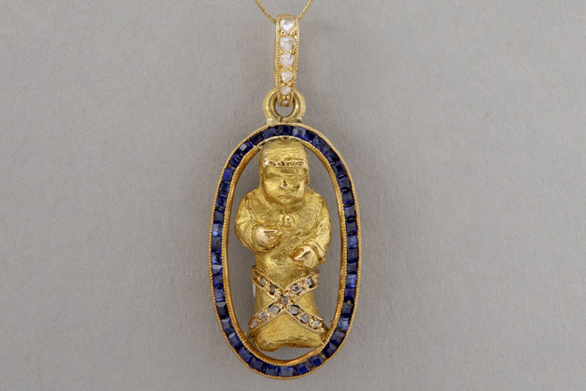 antique pendant, sort of remembrance relic, in yellow gold (18 carat) with small sapphires and rose 