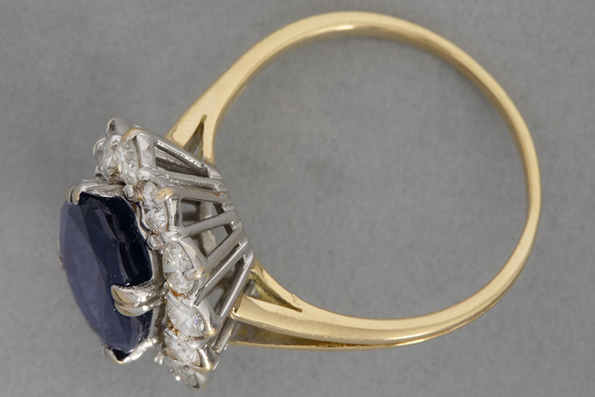 vintage ring with a classic cluster model in yellow and white gold (18 carat) with a sapphire, weigh - Bild 2 aus 2