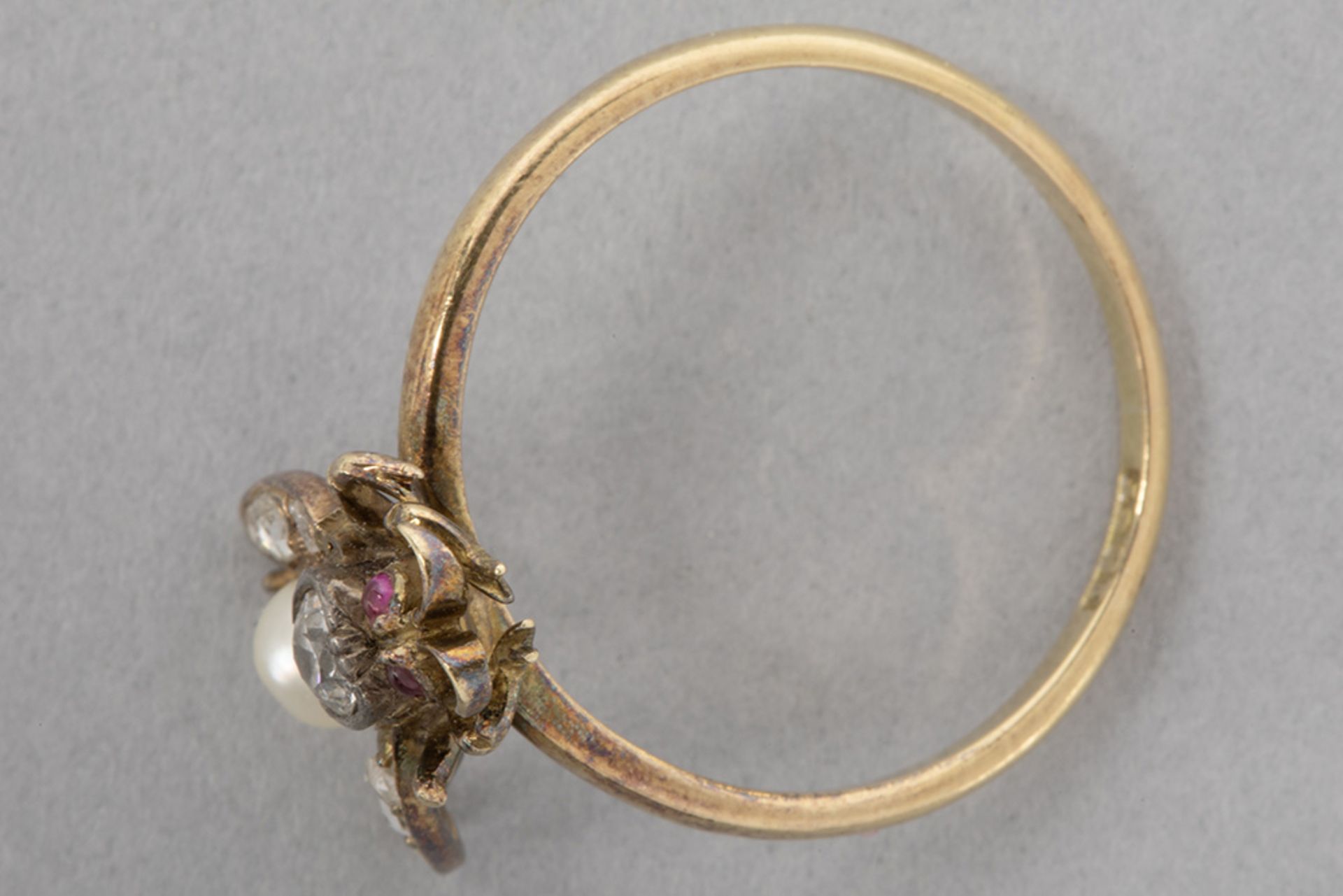 ring in yellow gold (18 carat) with an antique Art Nouveau Insect with a small pearl, two red eyes ( - Bild 2 aus 2