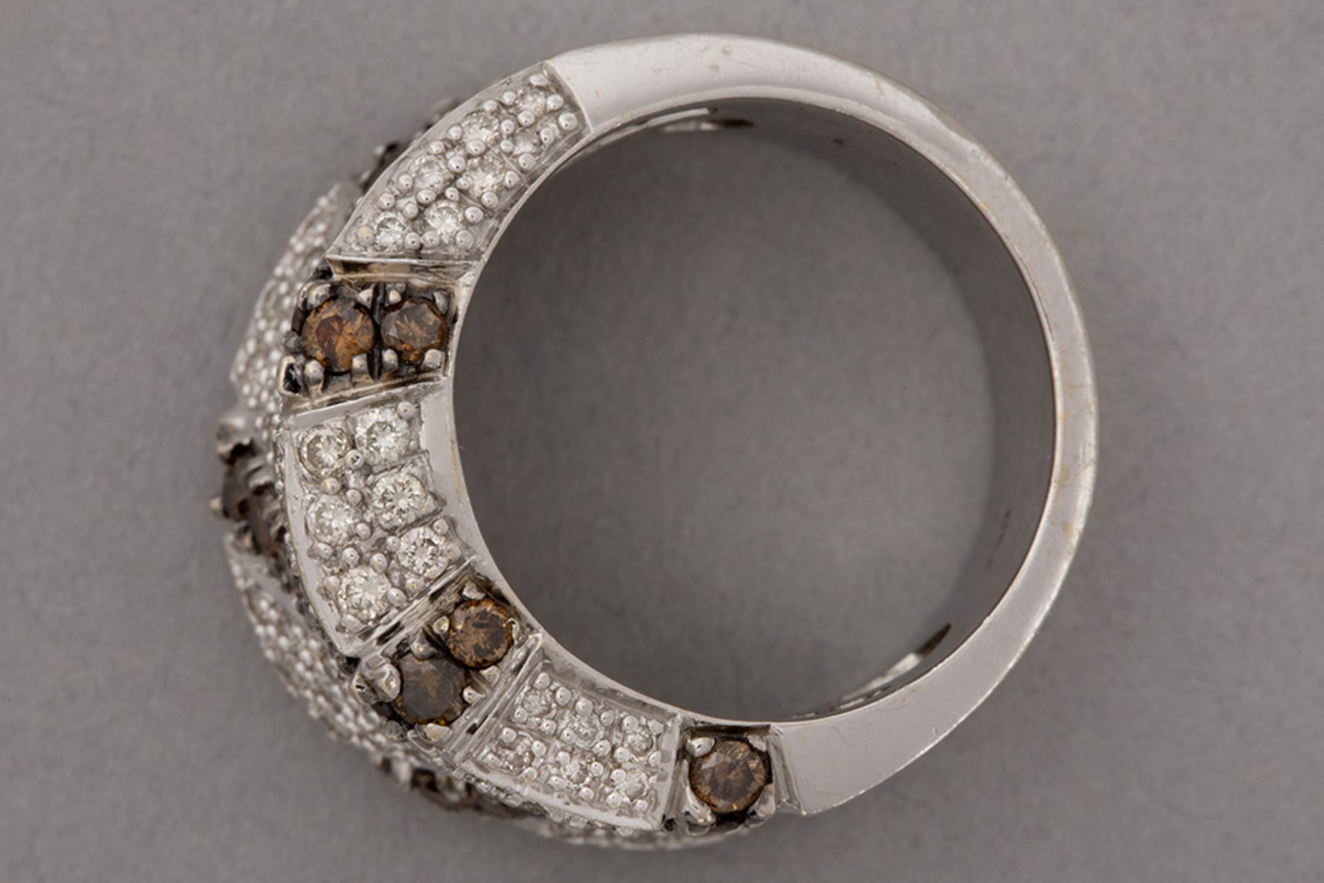 ring in white gold (18 carat) with ca 1,10 carat of white brilliant cut diamonds and ca 1,30 carat o - Bild 2 aus 2