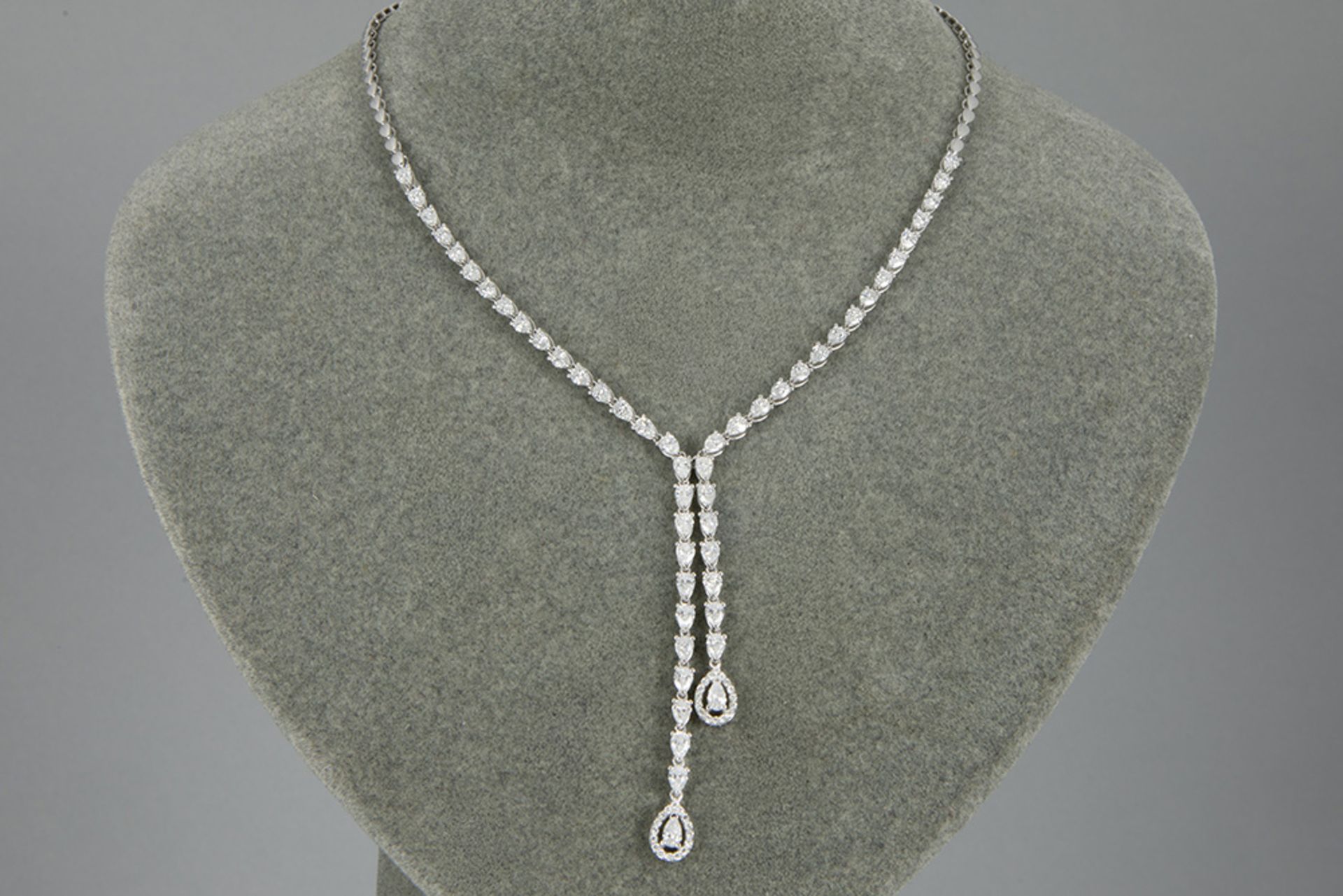 very elegant necklace with heart shapes in white gold (18 carat) with 8,25 carat of top quality bril - Bild 3 aus 3