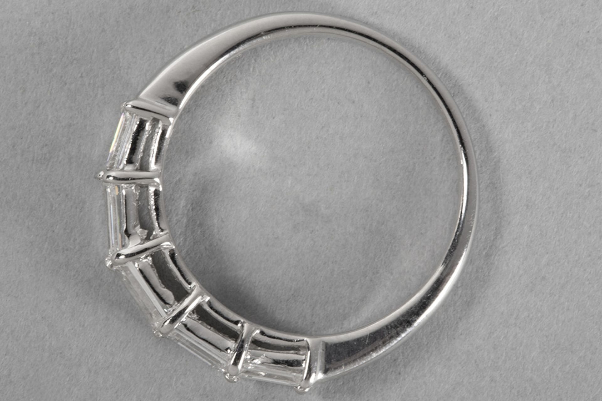 modern ring in white gold (18 carat) with ca 1,20 carat of very high quality baguette cut diamonds - Bild 2 aus 2