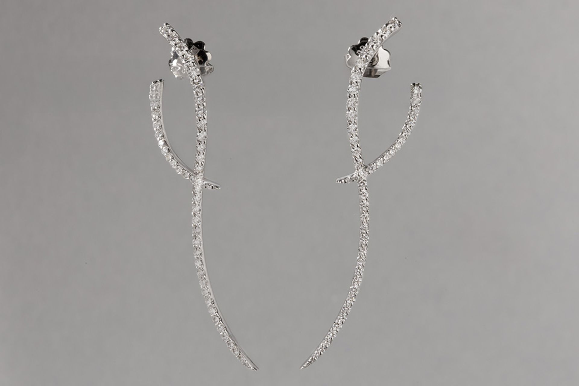 pair of earrings with a contemporary design in white gold (18 carat) with at least 1,10 carat of hig