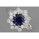 cluster ring in white gold (18 carat) with a ca 1,50 carat Ceylan sapphire surrounded by ca 0,90 car
