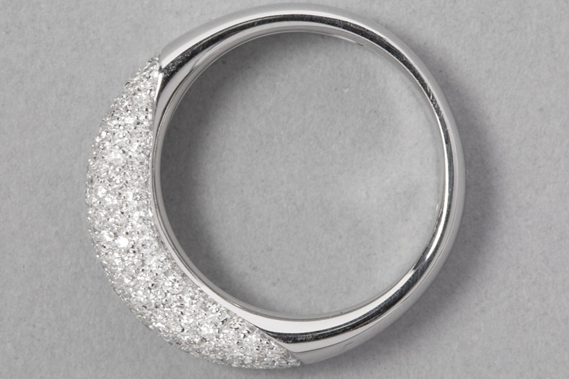 ring in white gold (18 carat) with ca 1 carat of high quality brilliant cut diamonds - Bild 2 aus 2