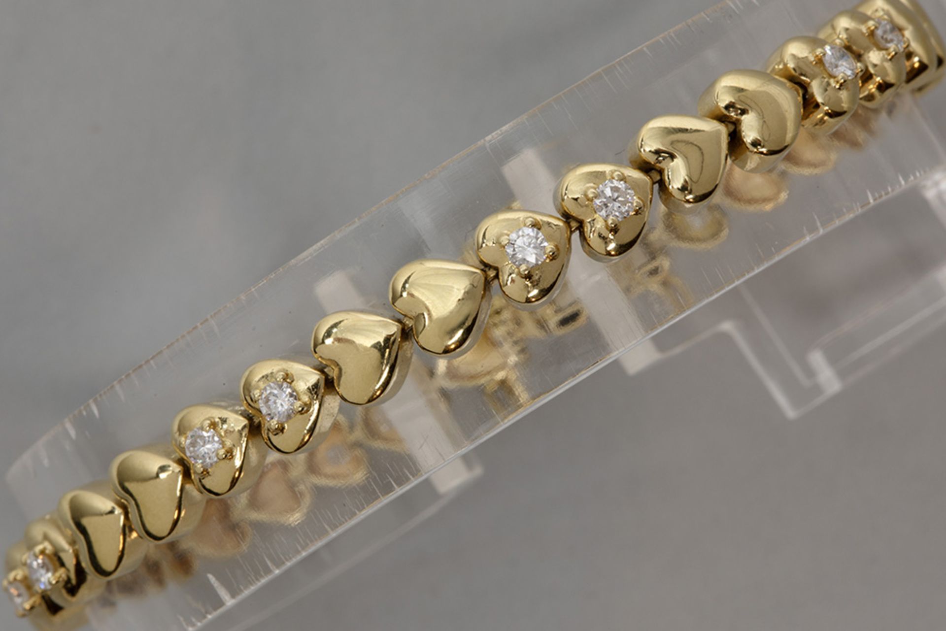 bracelet with heart-shaped links in yellow gold (18 carat) and with ca 1 carat of high quality brill