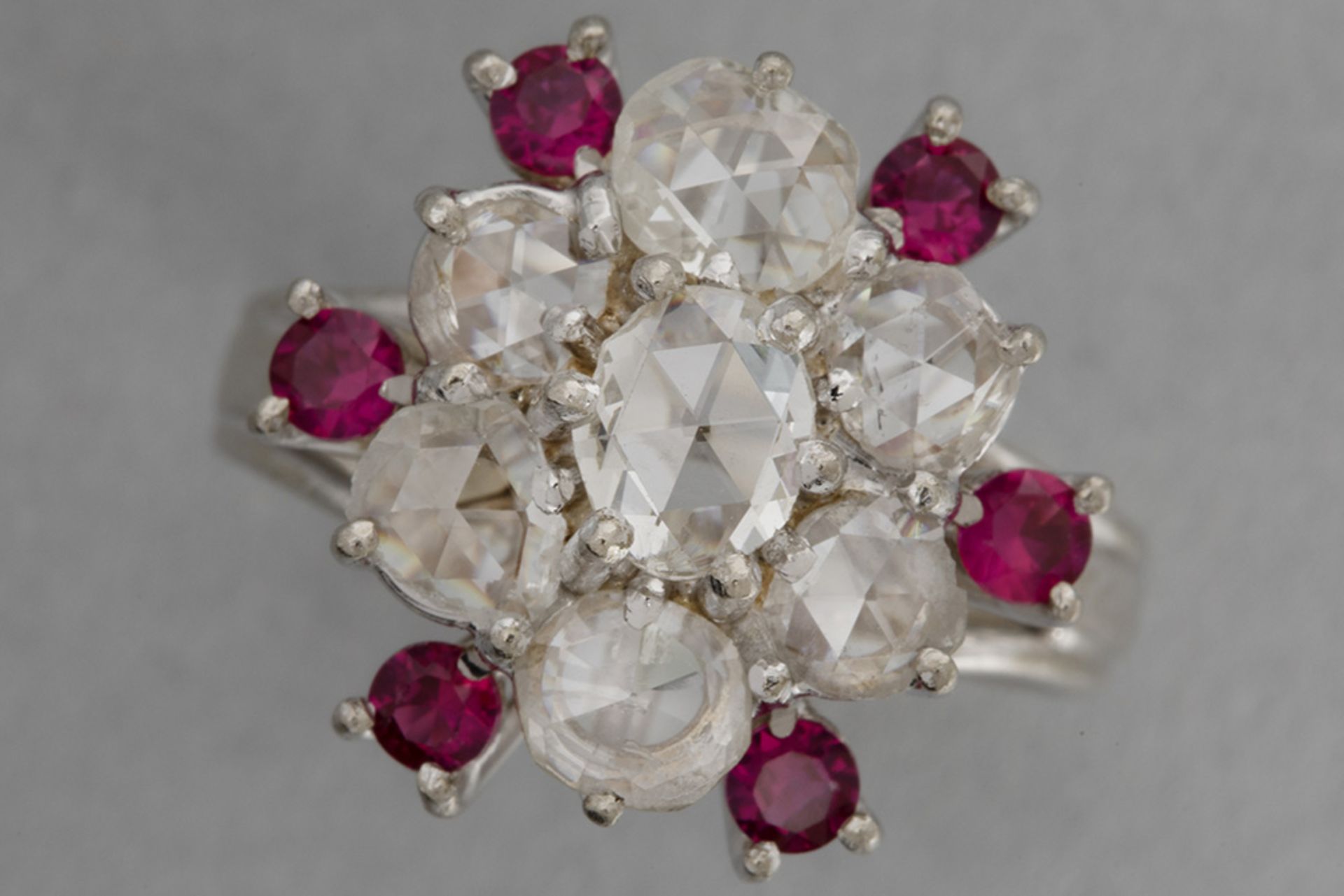 ring with a floral cluster model in white gold (18 carat) with ca 1,50 carat of quality rose cut dia