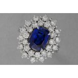 ring with an oval cluster model in white gold (18 carat) with a 3,73 carat sapphire surrounded by at