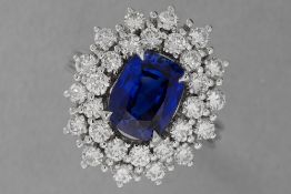 ring with an oval cluster model in white gold (18 carat) with a 3,73 carat sapphire surrounded by at