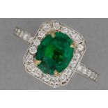 ring in white gold (18 carat) with an oval 1,61 carat Zambian emerald with "Vivid / Deep green" colo