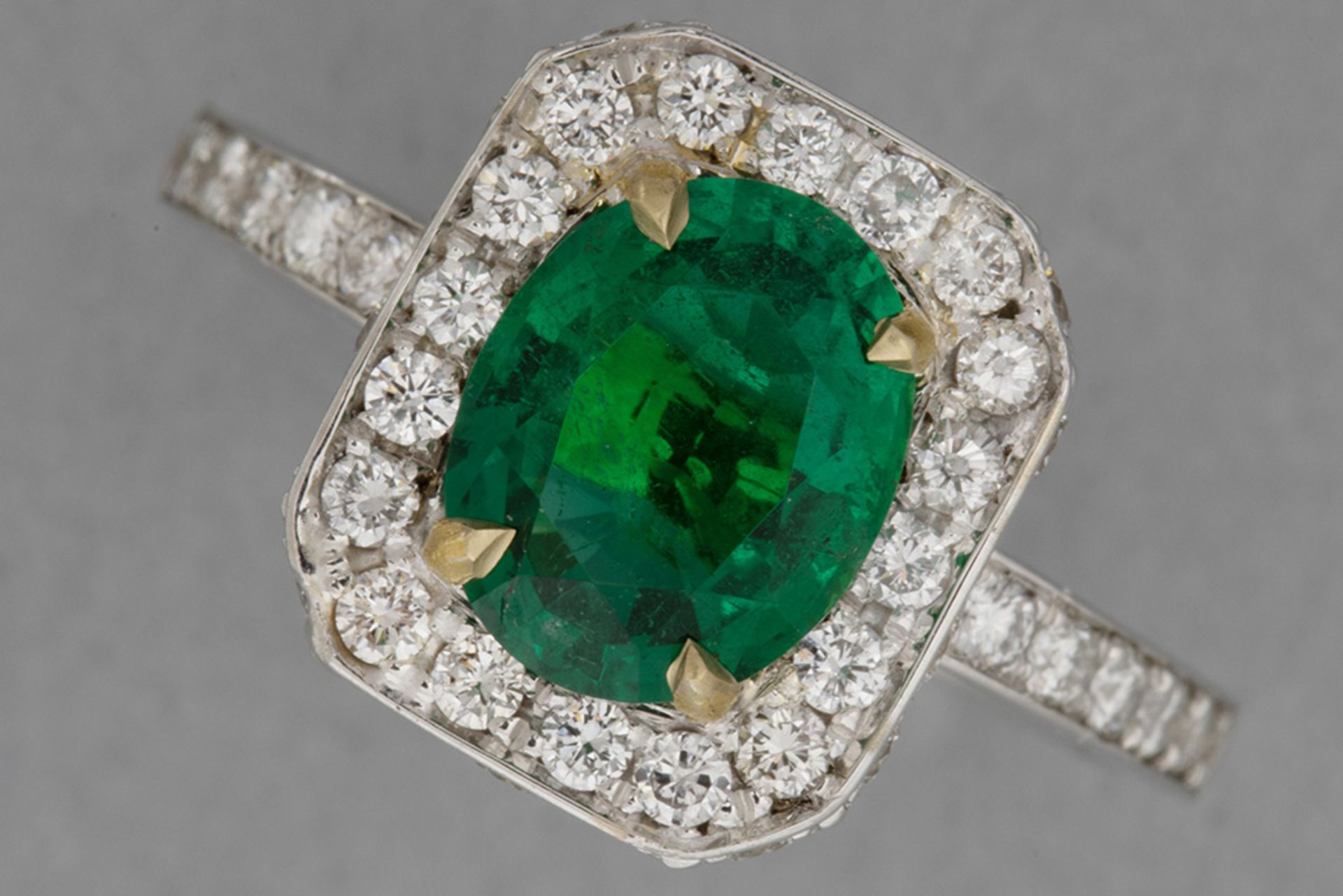 ring in white gold (18 carat) with an oval 1,61 carat Zambian emerald with "Vivid / Deep green" colo