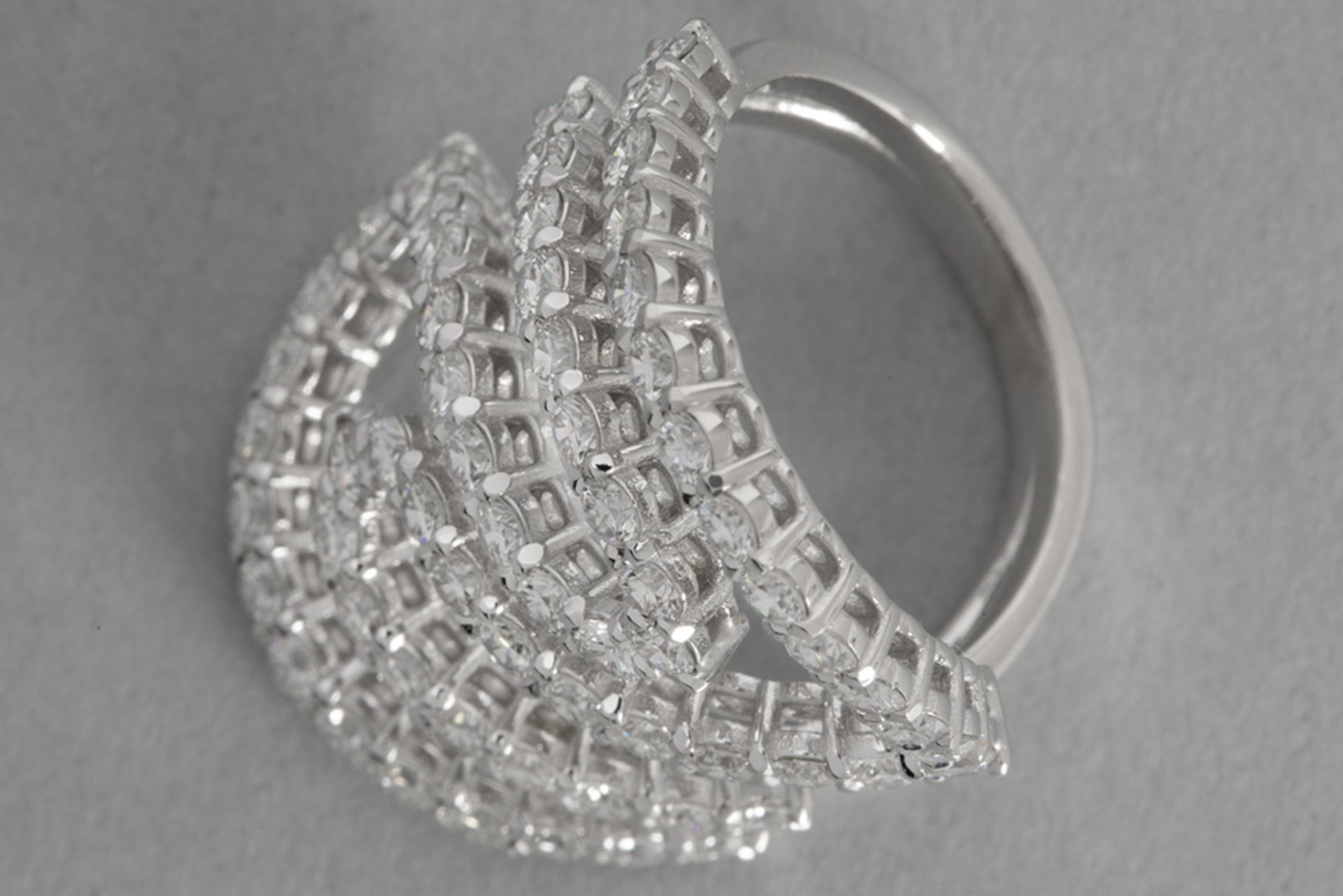 nice contemporary ring in white gold (18 carat) with at least 2,80 carat of very high quality brilli - Bild 2 aus 2
