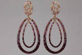 pair of fashionable earrings in pink gold (18 carat) with concentric shapes set with rubies, pink sa