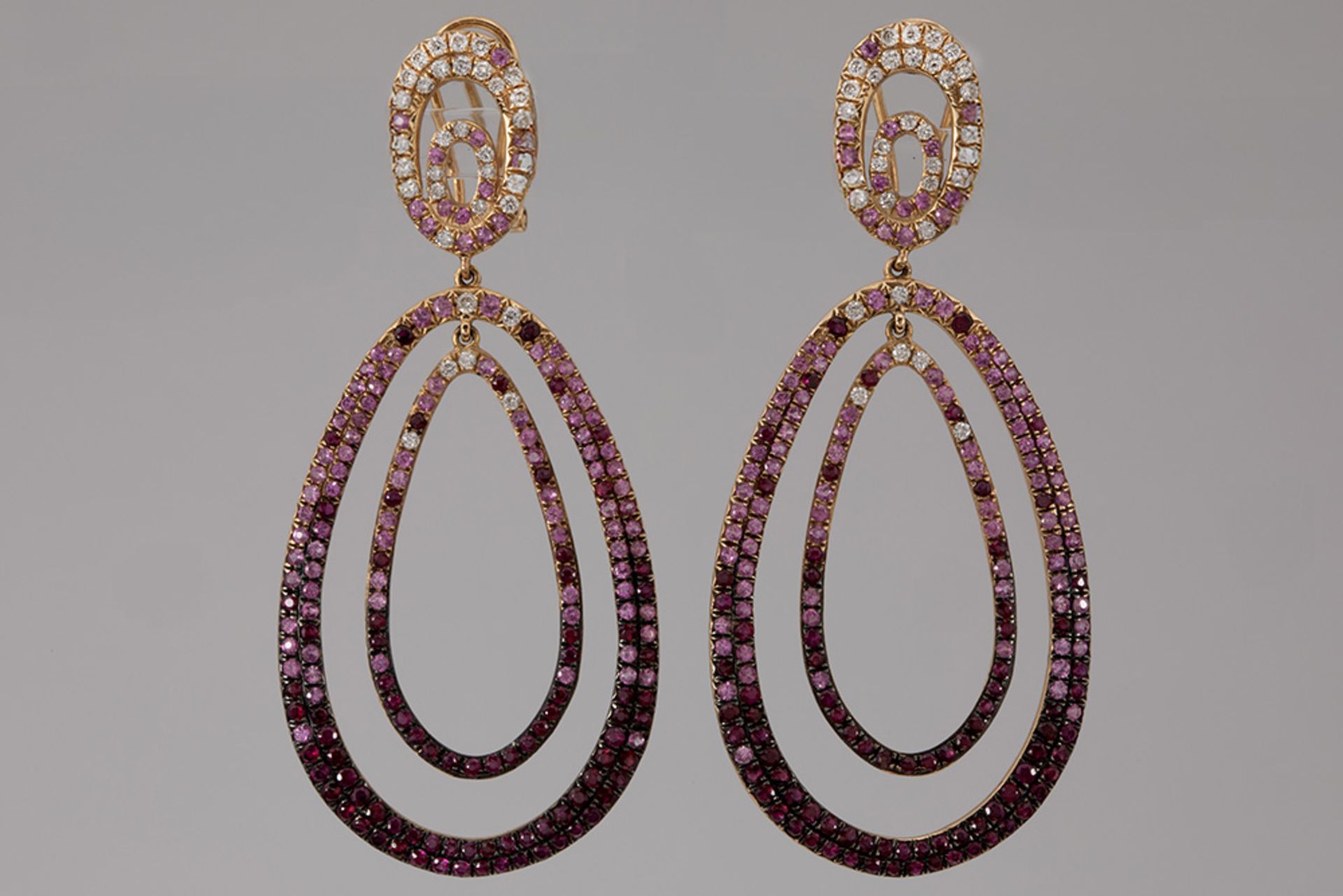 pair of fashionable earrings in pink gold (18 carat) with concentric shapes set with rubies, pink sa