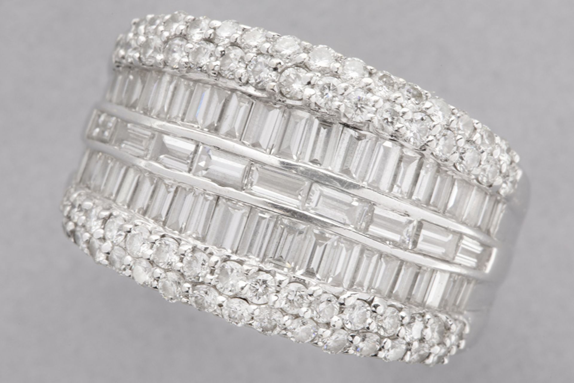 ring in white gold (18 carat) with ca 2,10 carat of high quality baguette and brilliant cut diamonds