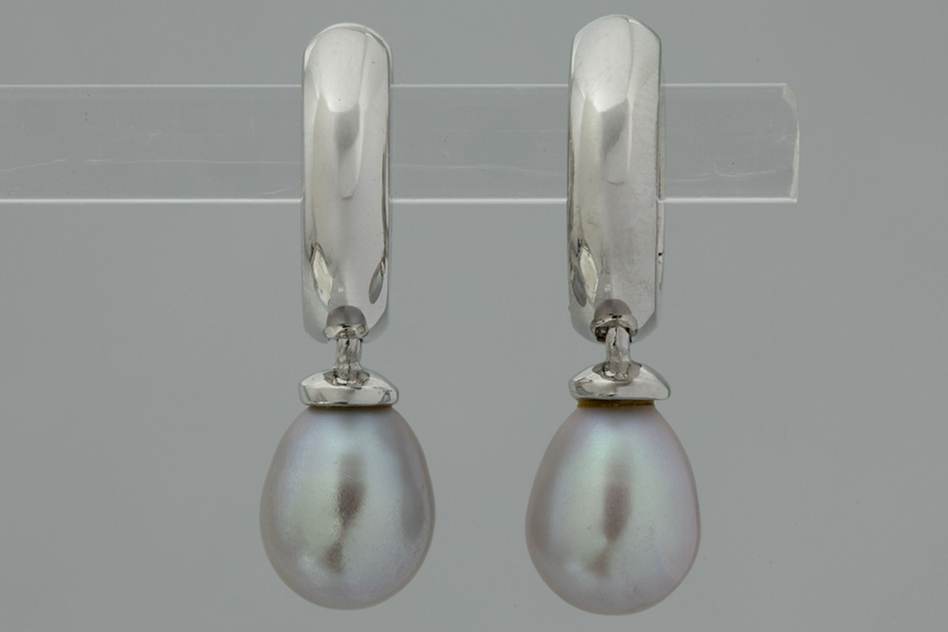 pair of earrings in white gold (18 carat) each with a drop-shaped grey pearl