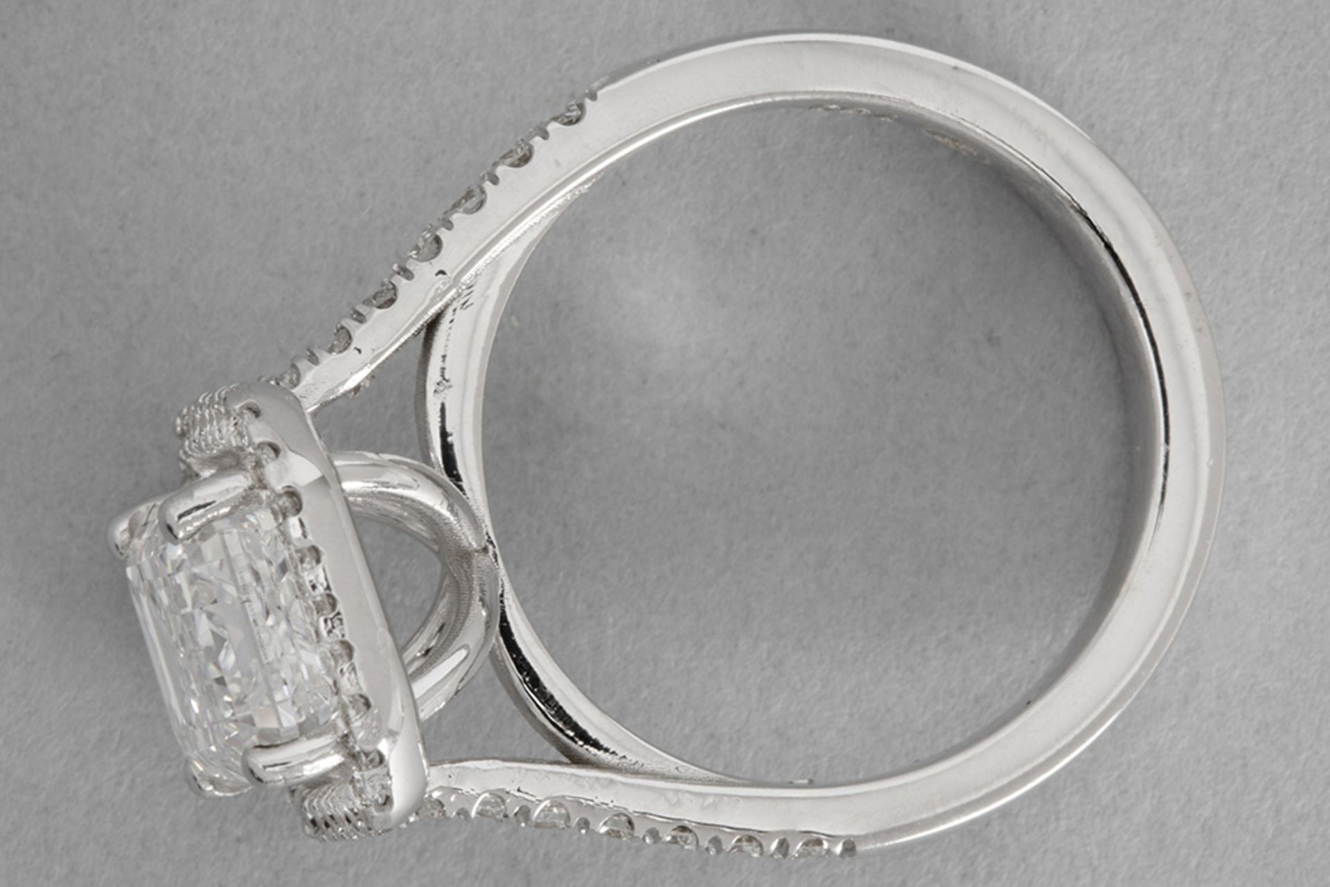 a at least 5 carat very high quality brilliant cut CVD diamond set in a ring in white gold (18 carat - Bild 2 aus 2