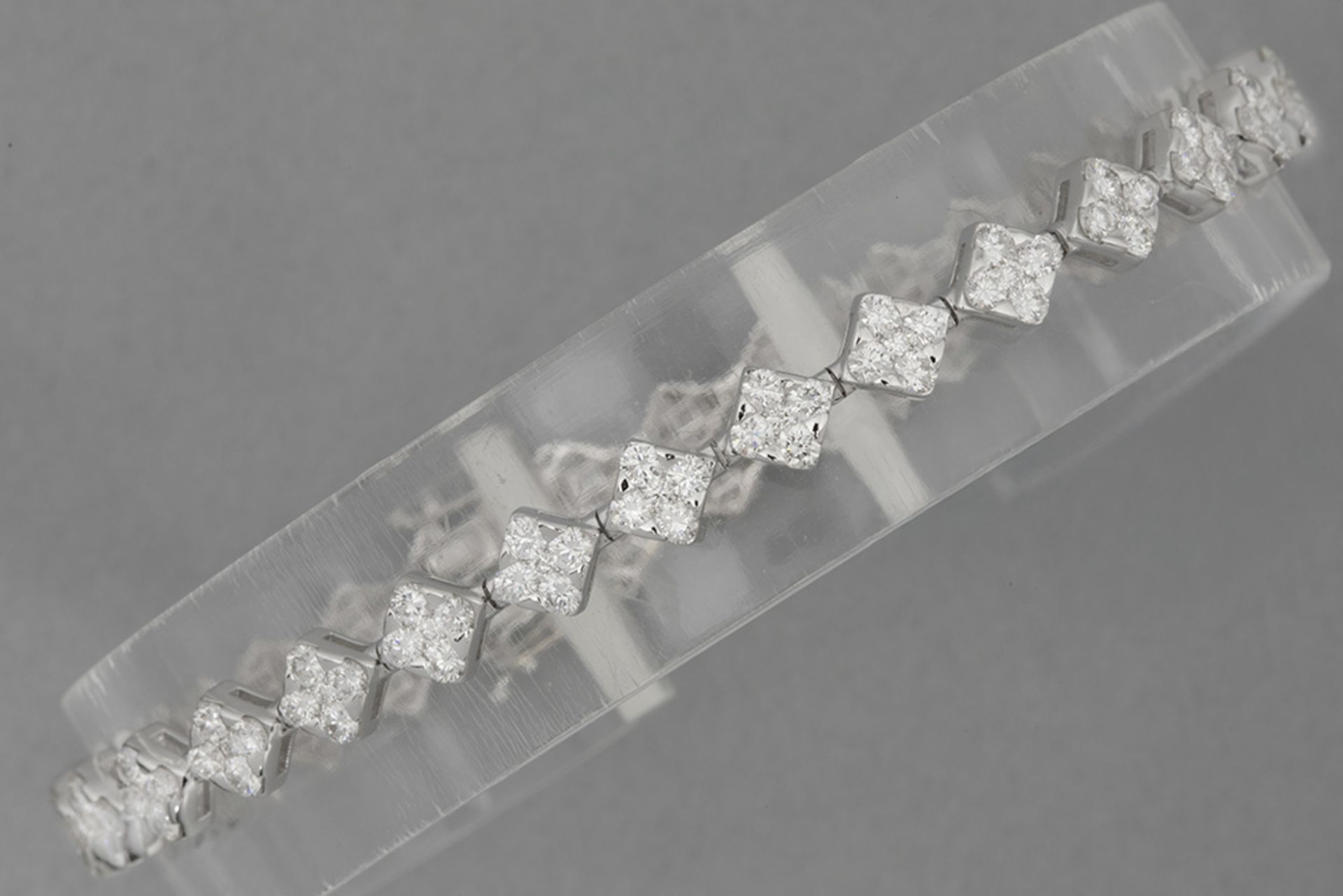 nice bracelet with square links in white gold (18 carat) with at least 4,20 carat of very high quali - Bild 2 aus 2