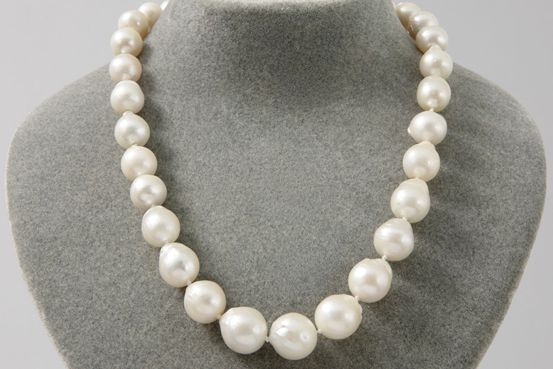 necklace with baroque South Sea pearls and a lock in yellow gold (9 carat) - Bild 2 aus 2