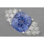 a 4,28 carat Sri Lankan sapphire with a nice purplish light blue color set in a ring in white gold (