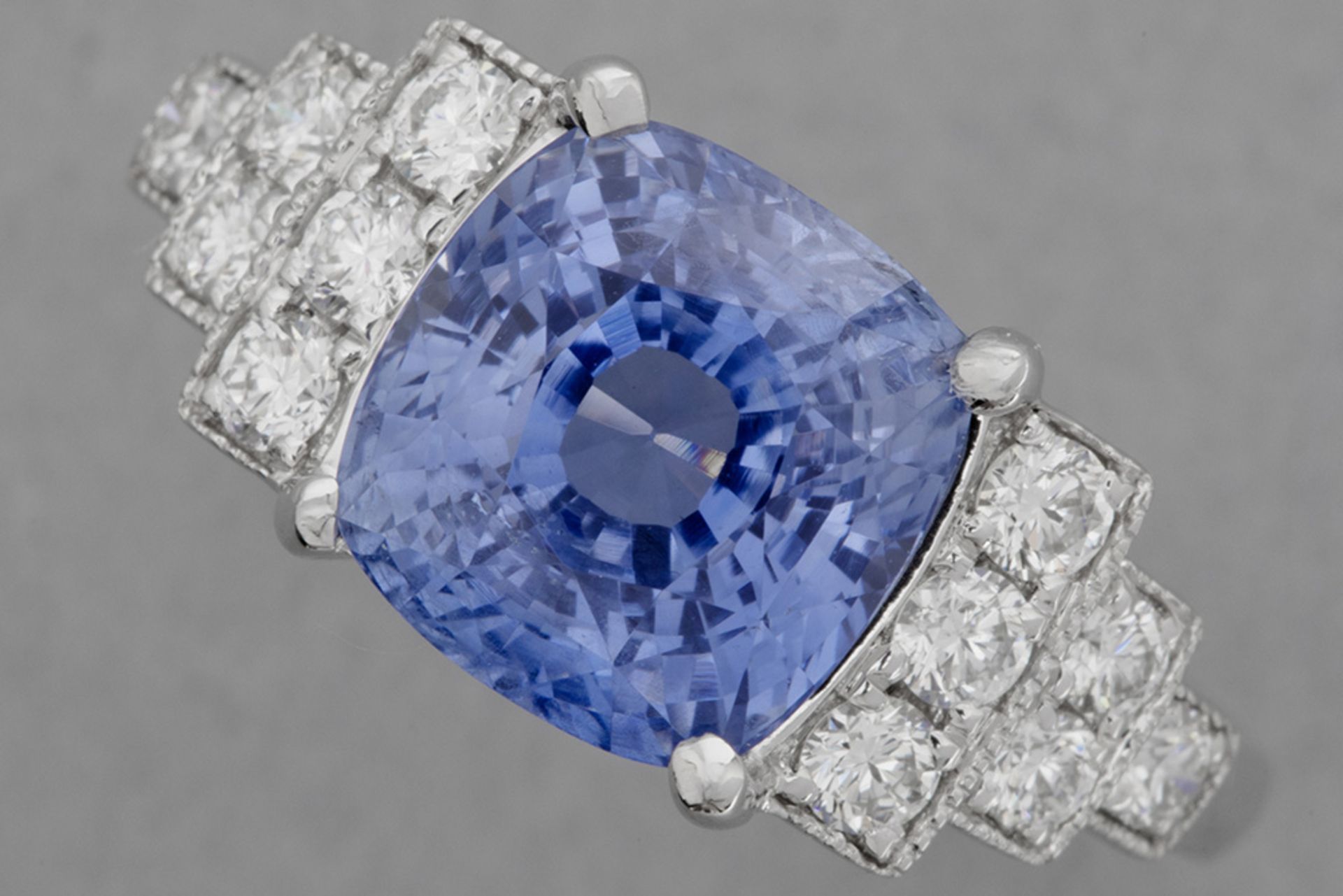 a 4,28 carat Sri Lankan sapphire with a nice purplish light blue color set in a ring in white gold (