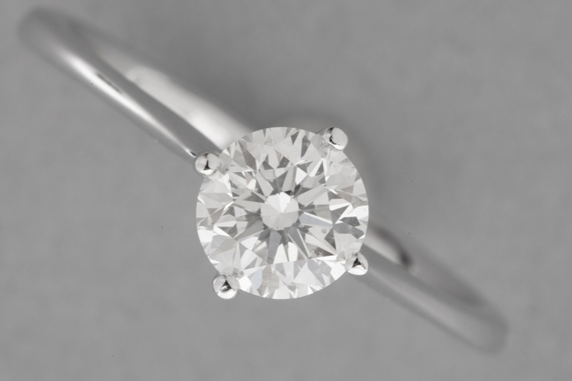a 0,90 carat quality brilliant cut diamond set in a classic ring in white gold (18 carat)