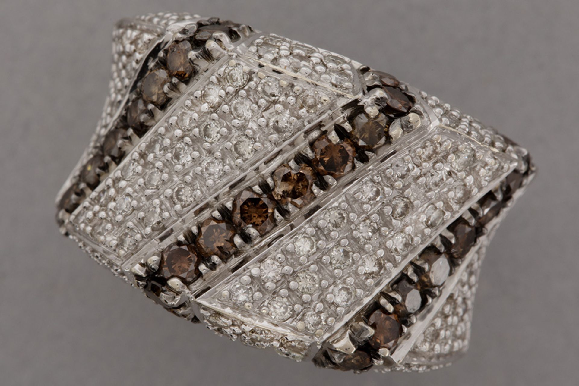 ring in white gold (18 carat) with ca 1,10 carat of white brilliant cut diamonds and ca 1,30 carat o