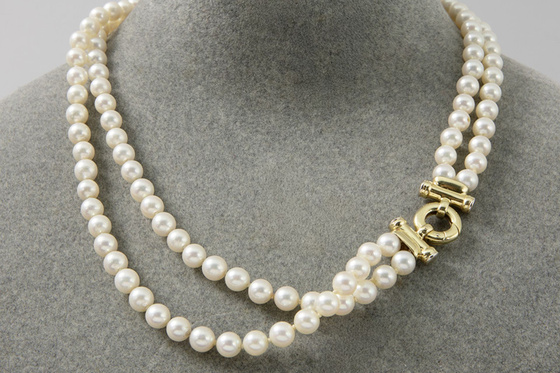necklace with matching pearls and a lock in yellow gold (18 carat)