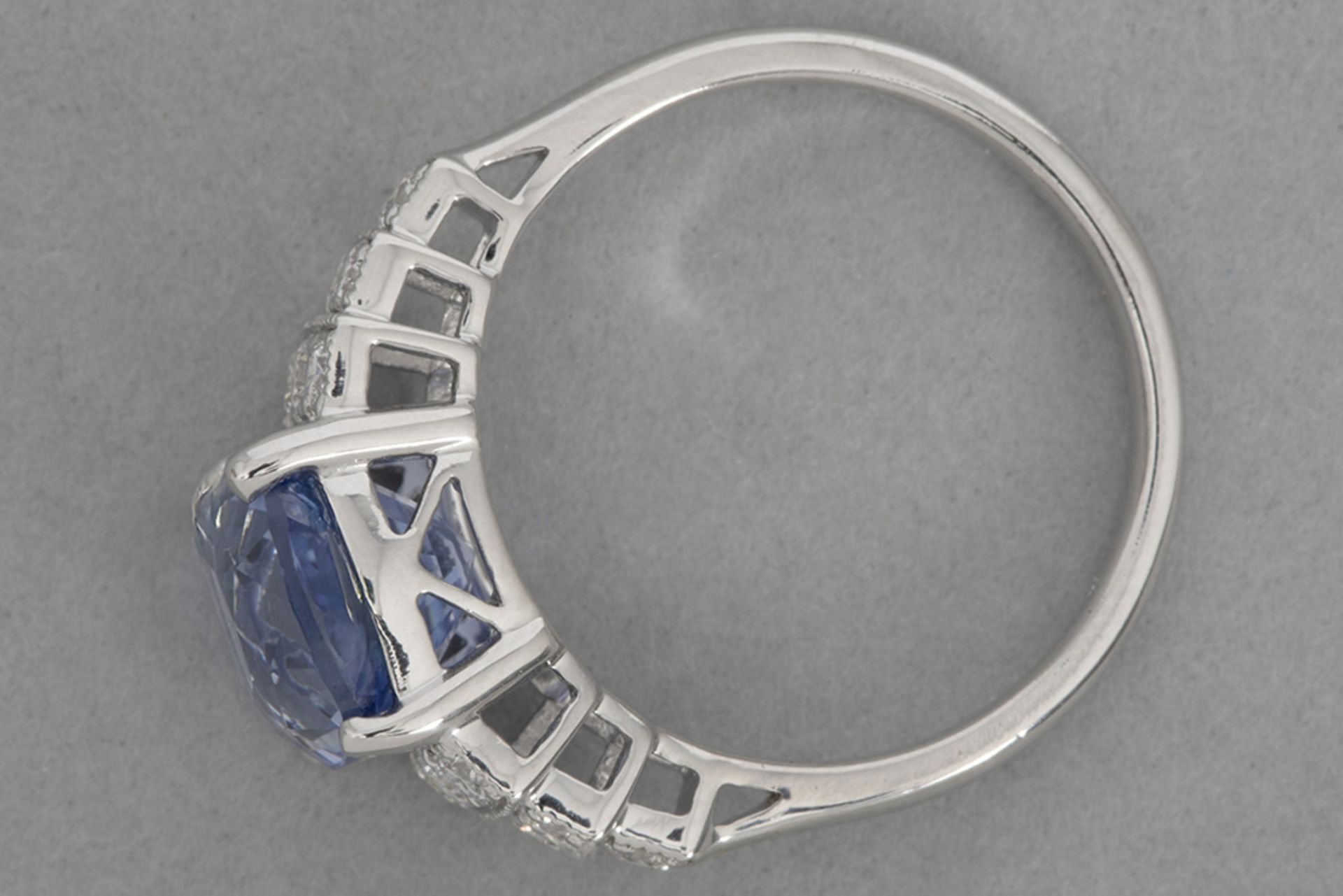 a 4,28 carat Sri Lankan sapphire with a nice purplish light blue color set in a ring in white gold ( - Bild 2 aus 3