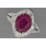 important ring with a classy design in white gold (18 carat) with a 4,68 carat non-heated Burmese ru