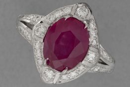 important ring with a classy design in white gold (18 carat) with a 4,68 carat non-heated Burmese ru