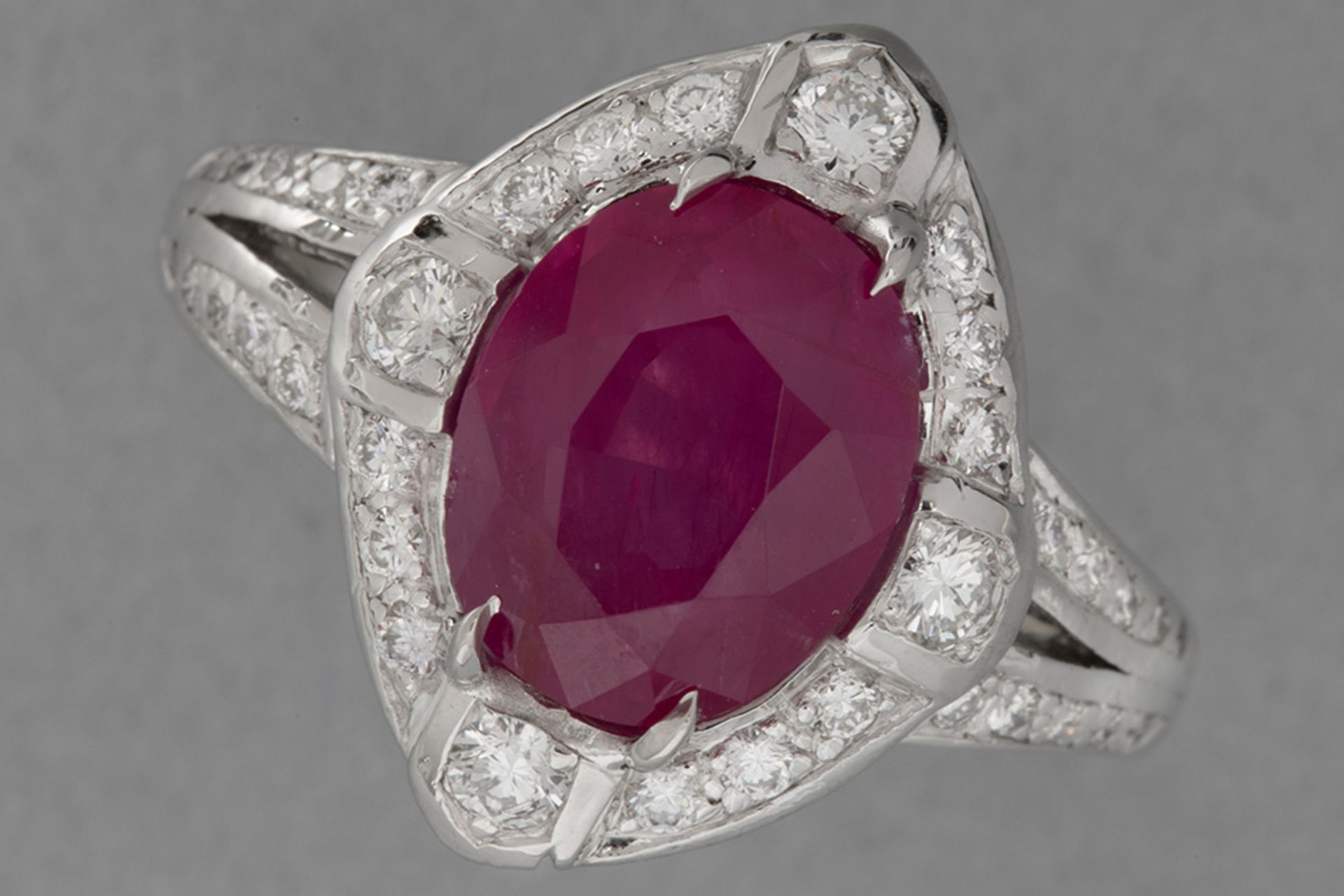 important ring with a classy design in white gold (18 carat) with a 4,68 carat non-heated Burmese ru