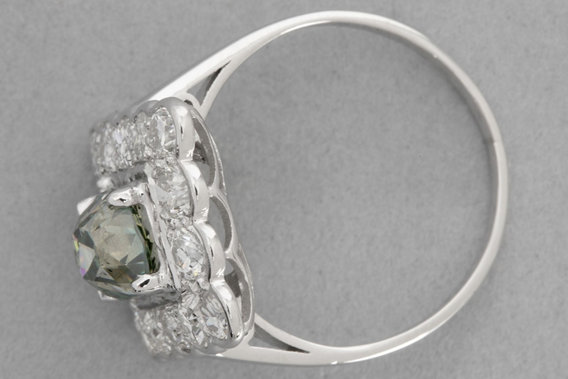 classy ring in platinum with a 1,45 carat natural "Vivid Blue-Green" color quality cushion cut diamo - Bild 2 aus 3