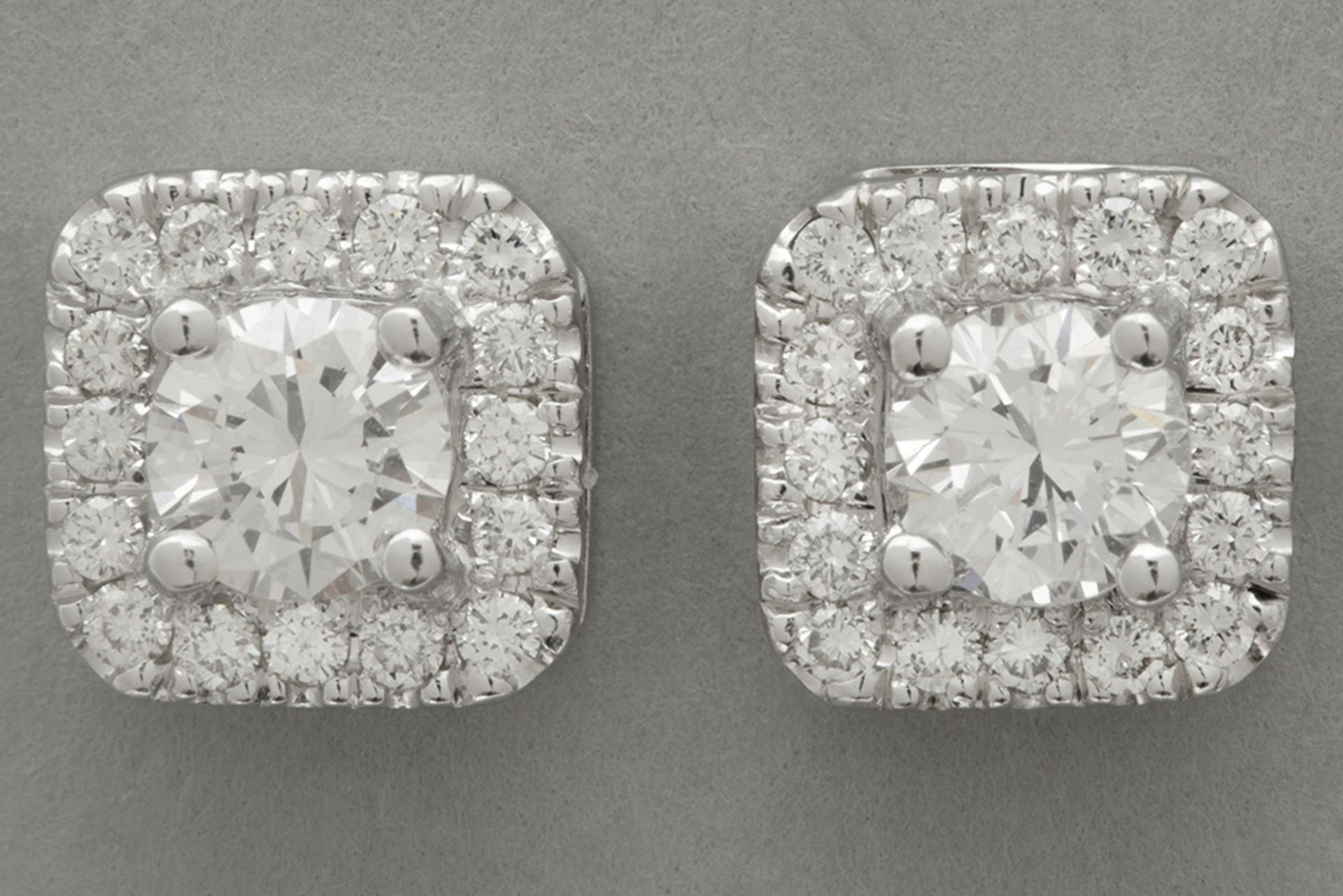 pair of earrings in white gold (18 carat) with ca 1,10 carat of very high quality brilliant cut diam