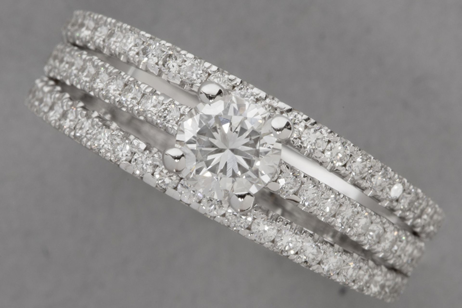 a 0,36 carat very high quality brilliant cut diamond set in a ring in white gold (18 carat) with 0,3