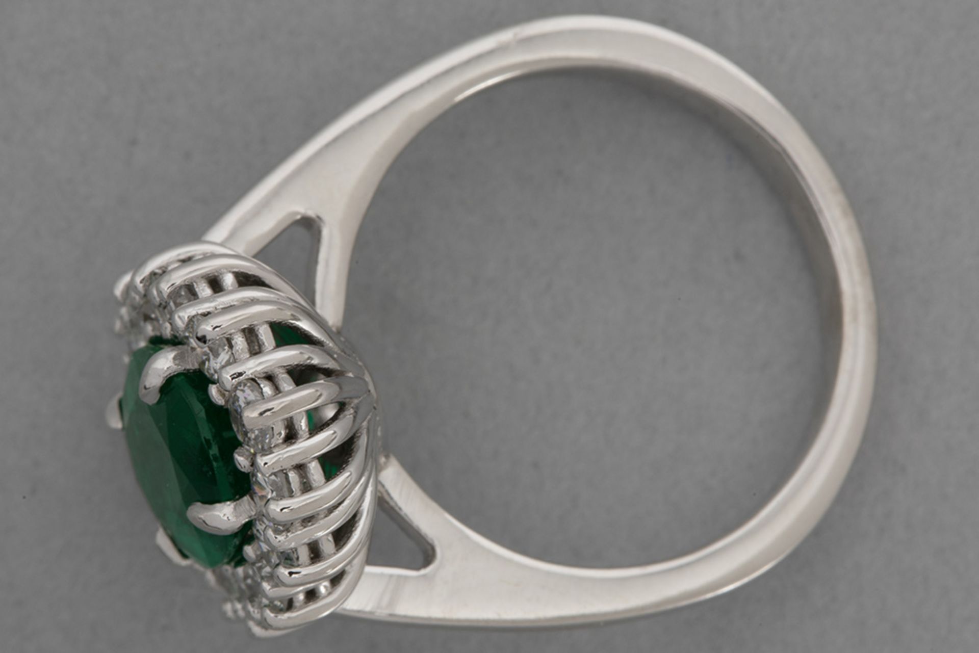 oval cluster ring in platinum with a 2,52 carat Zambian emerald with a very nice color surrounded by - Bild 2 aus 3