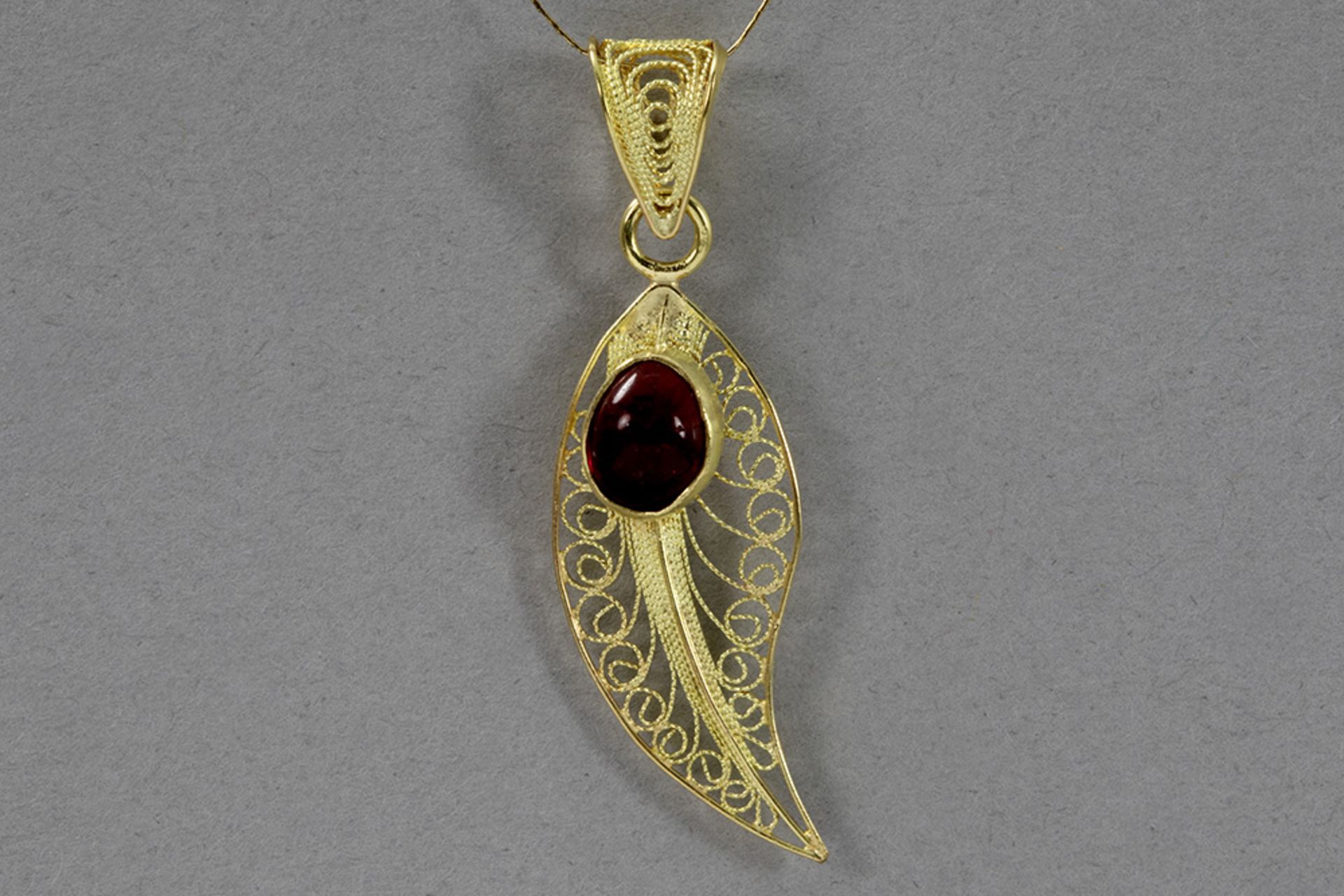 fifties' vintage pendant in yellow gold (18 carat) with an oval cabochon ruby of ca 1,50 carat with 