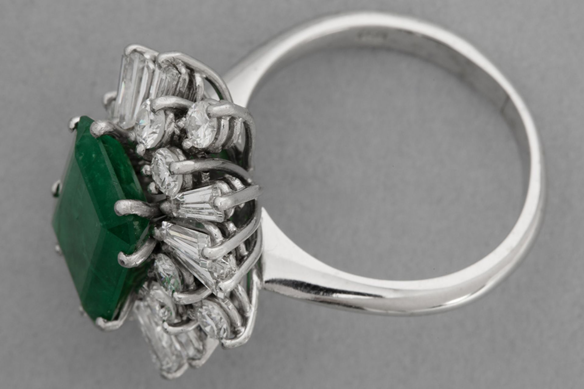 nice cocktail ring in white gold (18 carat) with ca 4,20 carat Brazilian emerald surrounded by ca 3, - Bild 2 aus 2