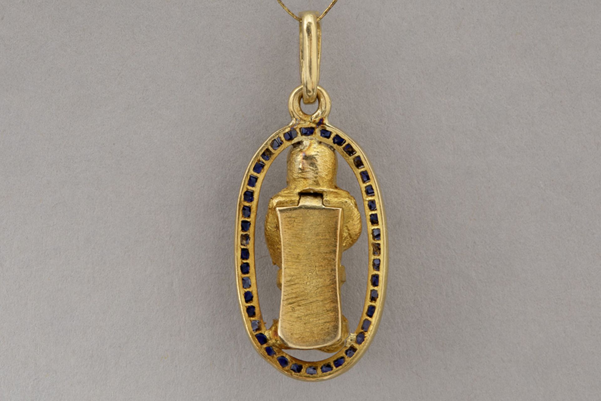 antique pendant, sort of remembrance relic, in yellow gold (18 carat) with small sapphires and rose  - Bild 2 aus 3