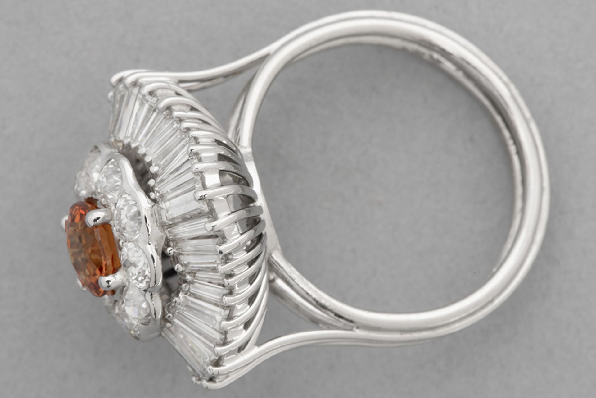 classy cocktail ring in platinum with a ca 1,30 carat orange sapphire surrounded by ca 3 carat of ve - Bild 2 aus 2