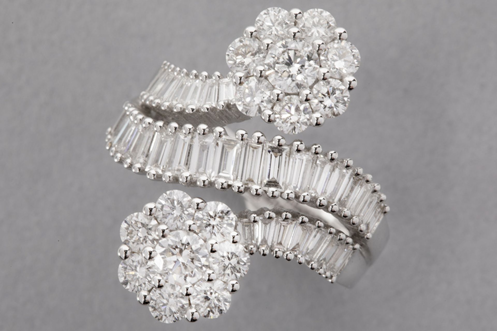 modern ring with a "Toi & moi" design in white gold (18 carat) with more then 2,70 carat of high qua