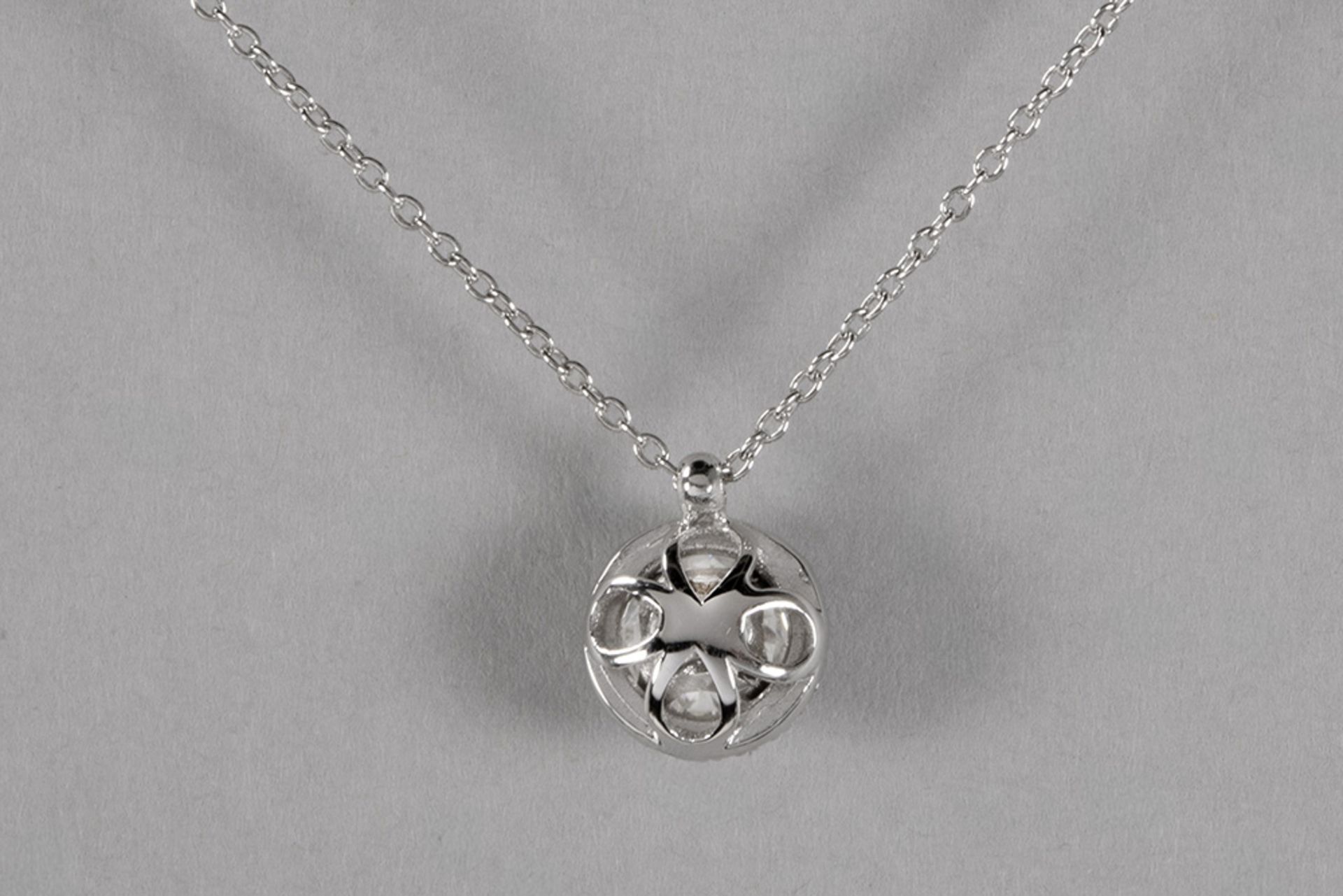 pendant in white gold (18 carat) with a central 1 carat high quality brilliant cut diamond surrounde - Bild 2 aus 2