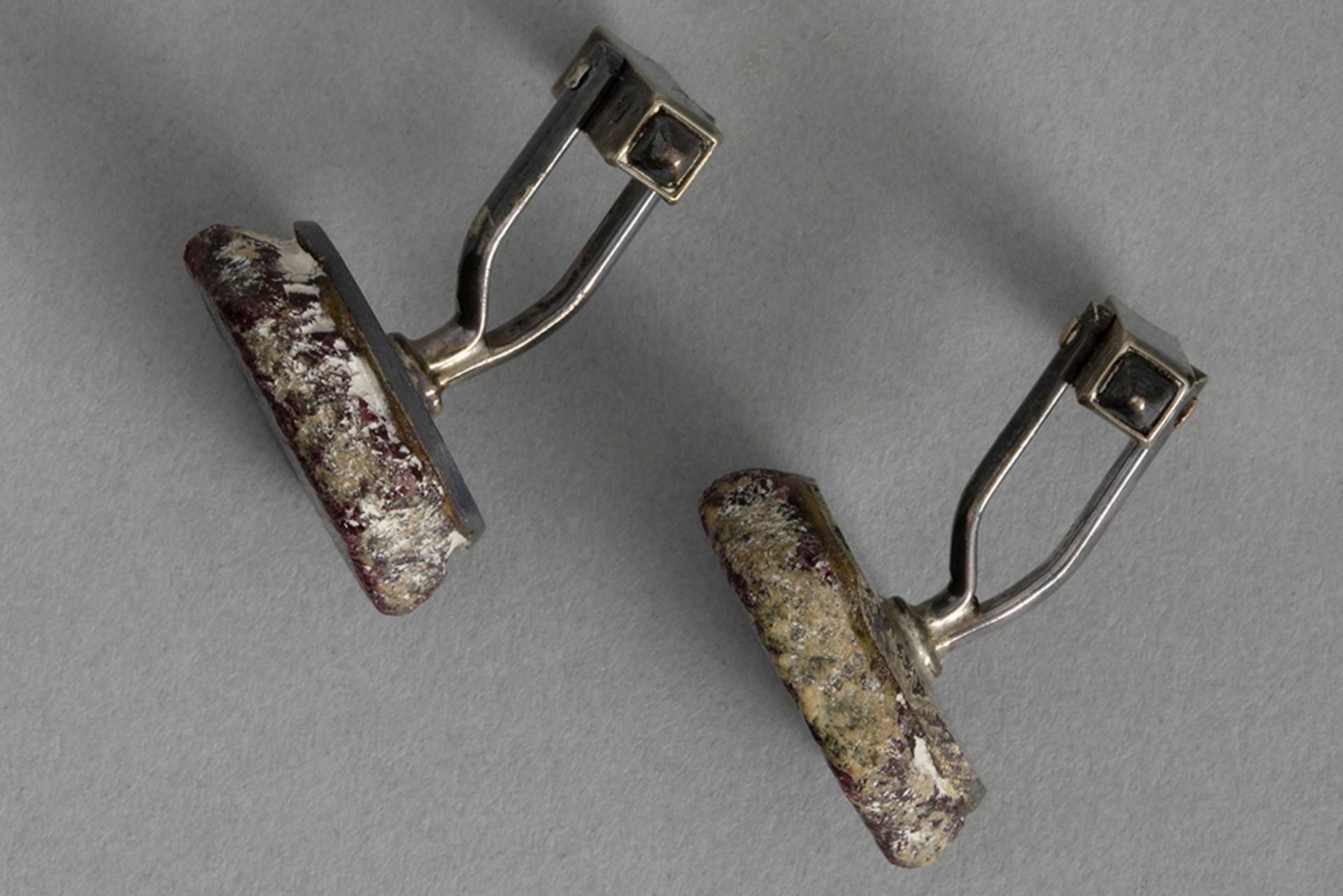 pair of Chale cuff-links in silver each with a plaque in (rough) ruby - with their Chale marked box - Bild 2 aus 3