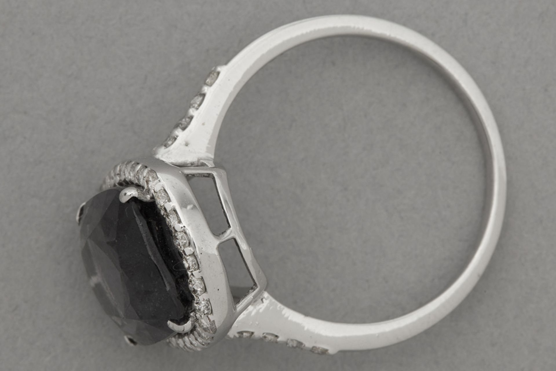 ring in white gold (18 carat) with an at least 7 carat rare Burmese Spinel with typical color and wi - Bild 2 aus 2