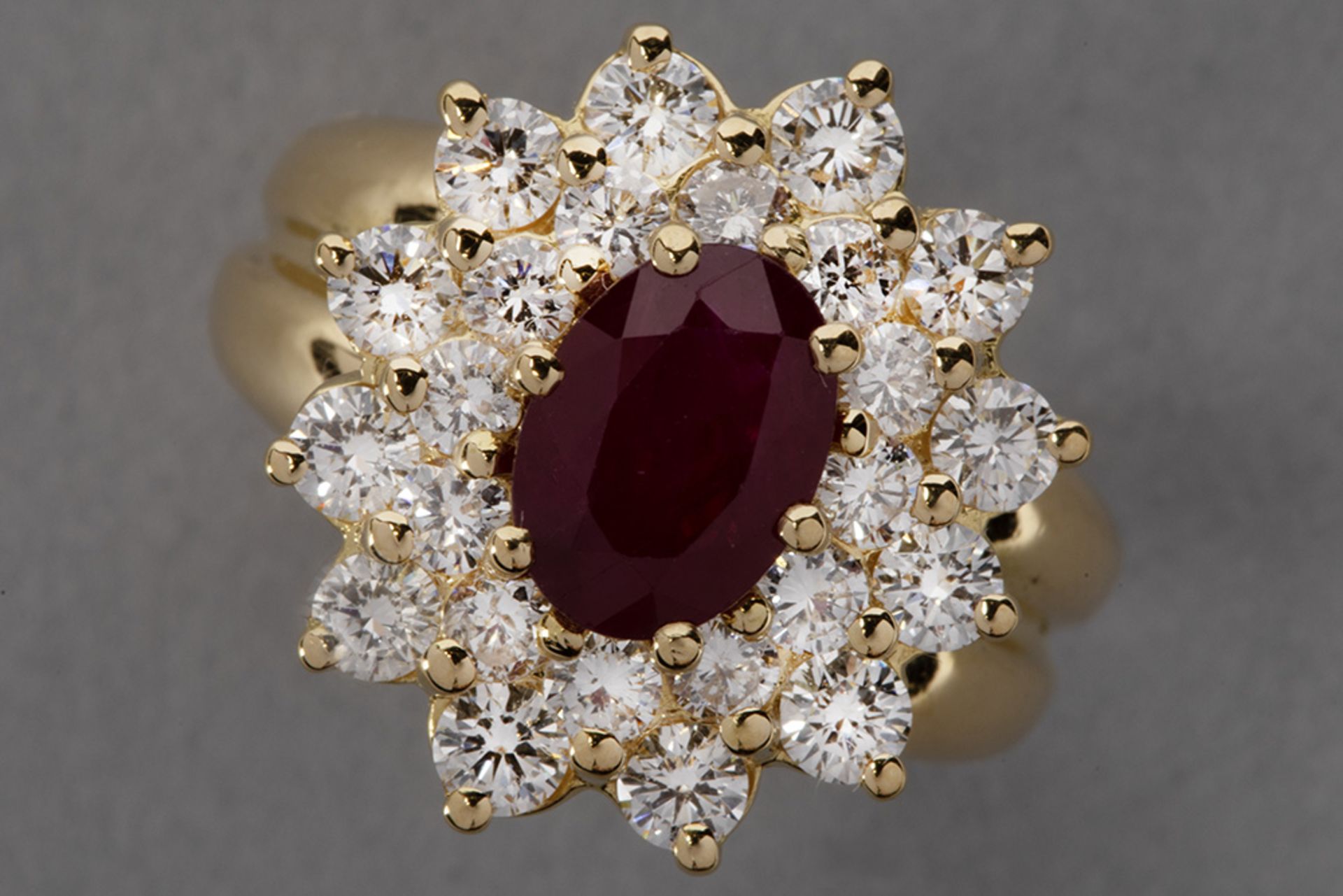 classic cluster ring in yellow gold (18 carat) with an oval ca 1,50 carat ruby surrounded by ca 1,50